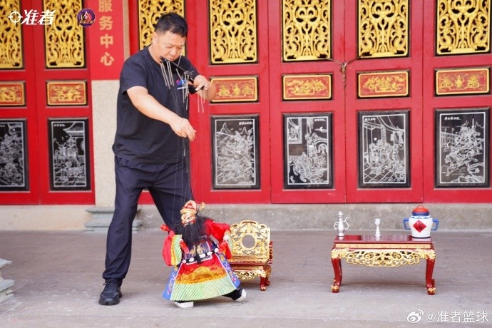 官方晒图：里夫斯中国行石狮站看线木偶戏 体验闽南非遗文化