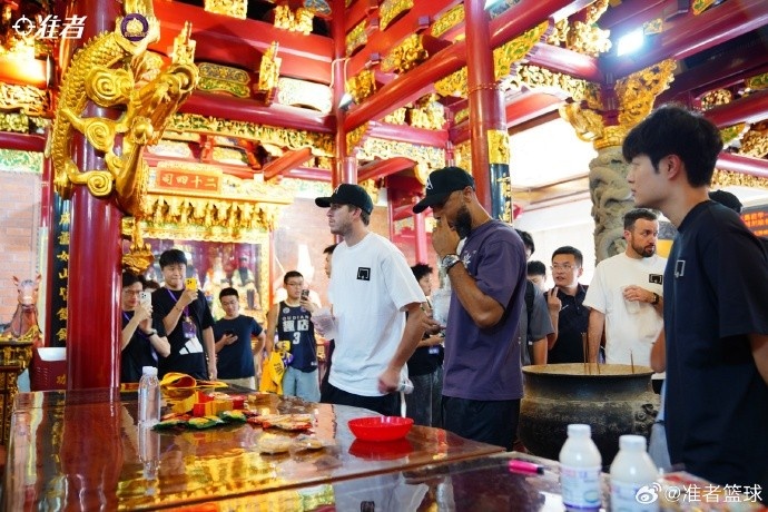 官方晒图：里夫斯中国行石狮站看线木偶戏 体验闽南非遗文化
