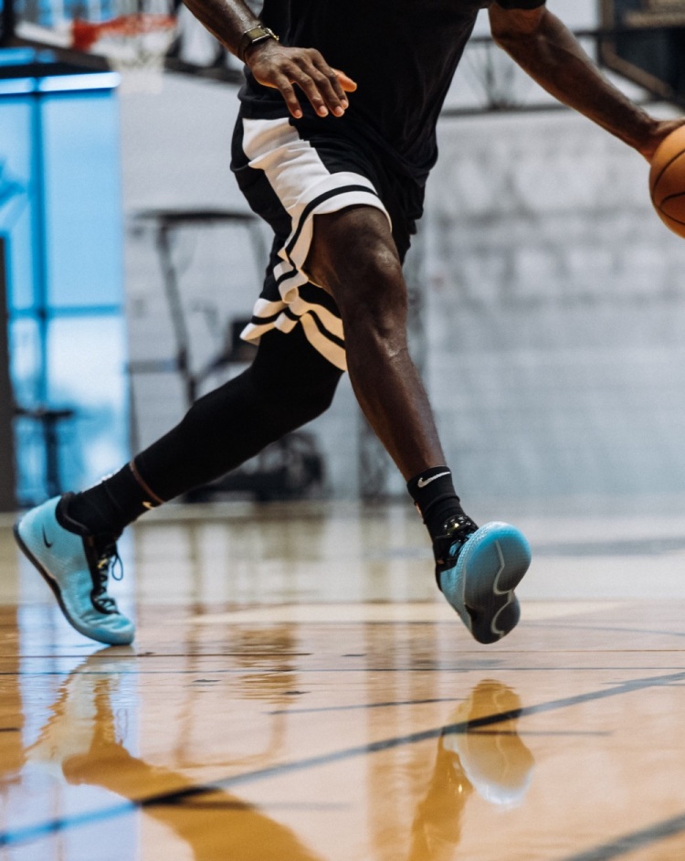 詹姆斯晒LeBron 24训练照 确认第24代正代战靴已在路上 詹姆斯晒LeBron 24训练照 确认第24代正代战靴已在路上