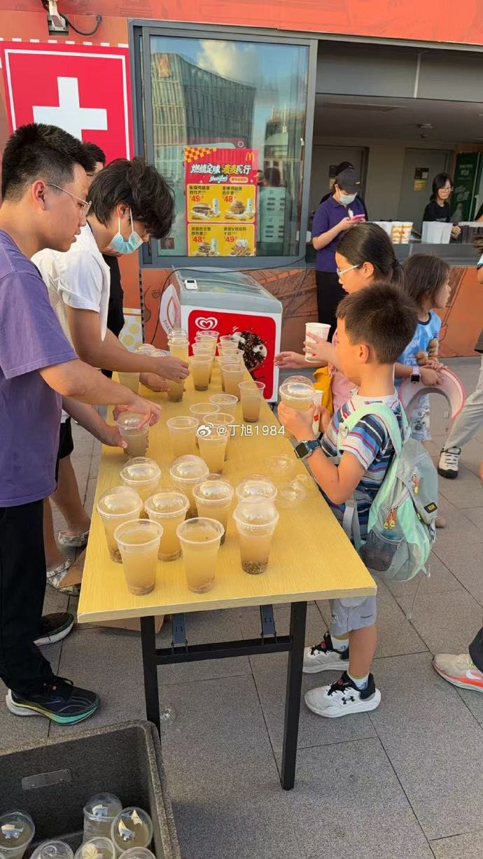 上汽浦东足球场客队区供免费绿豆汤 海港补赛日大连球迷获消暑饮品