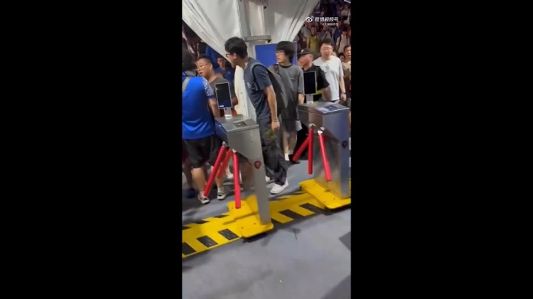 3名球迷围堵武磊球衣小球迷被行拘 李璇：处罚合理，但别让37636人替3人背锅