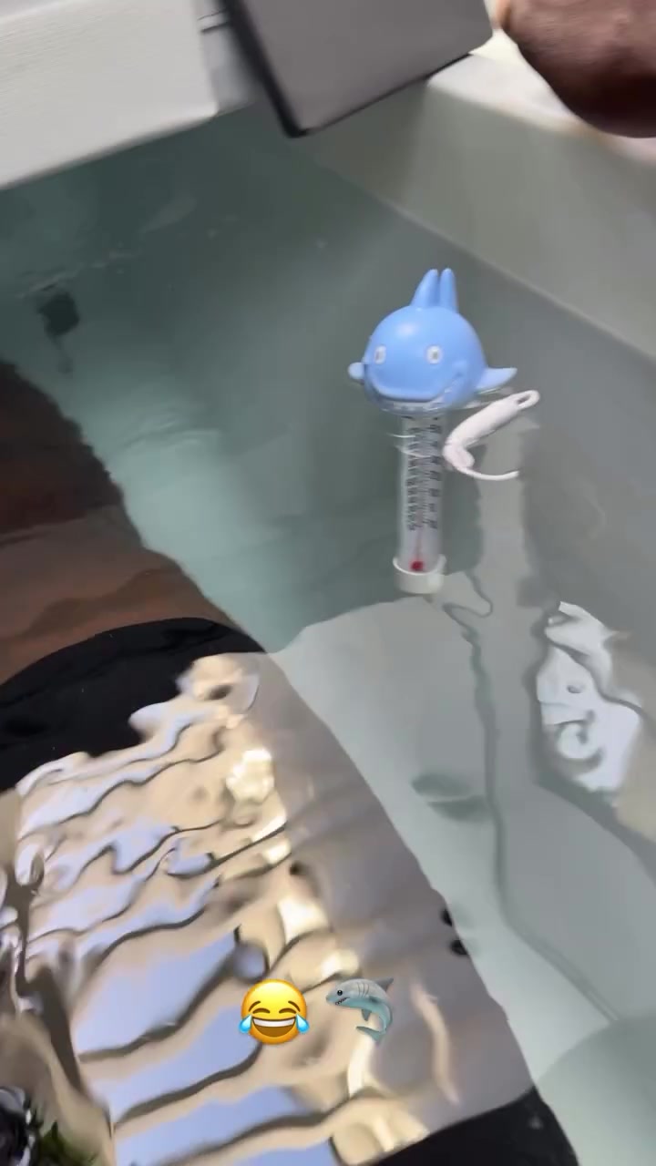 保养身体!詹姆斯晒训练后回家泡冰水浴🥶 促进下肢恢复