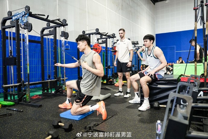 备战新赛季！宁波男篮晒训练日常：力量篇 埋头苦练