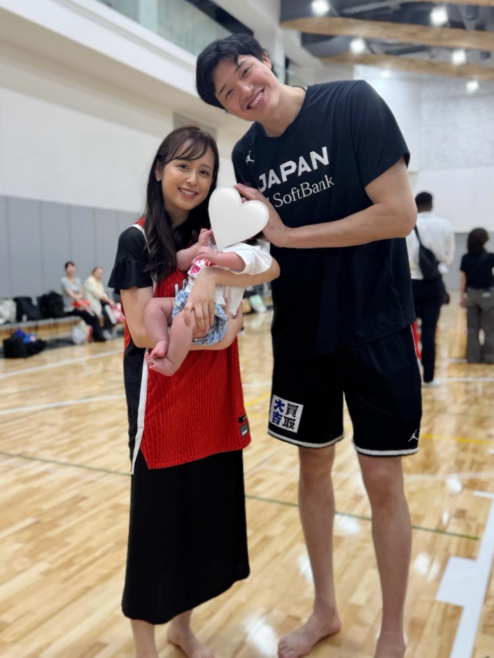 渡边雄太妻子带娃观战世预赛晒照:👶🏻第一次看篮球比赛